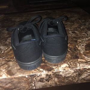 black canvas skate shoes 